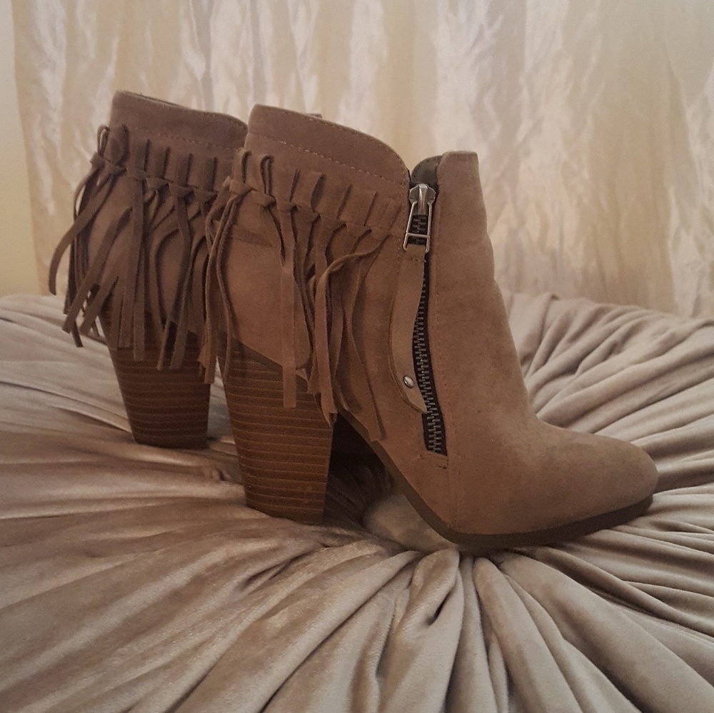 Super cute!! Tan fringe ankle booties!!
